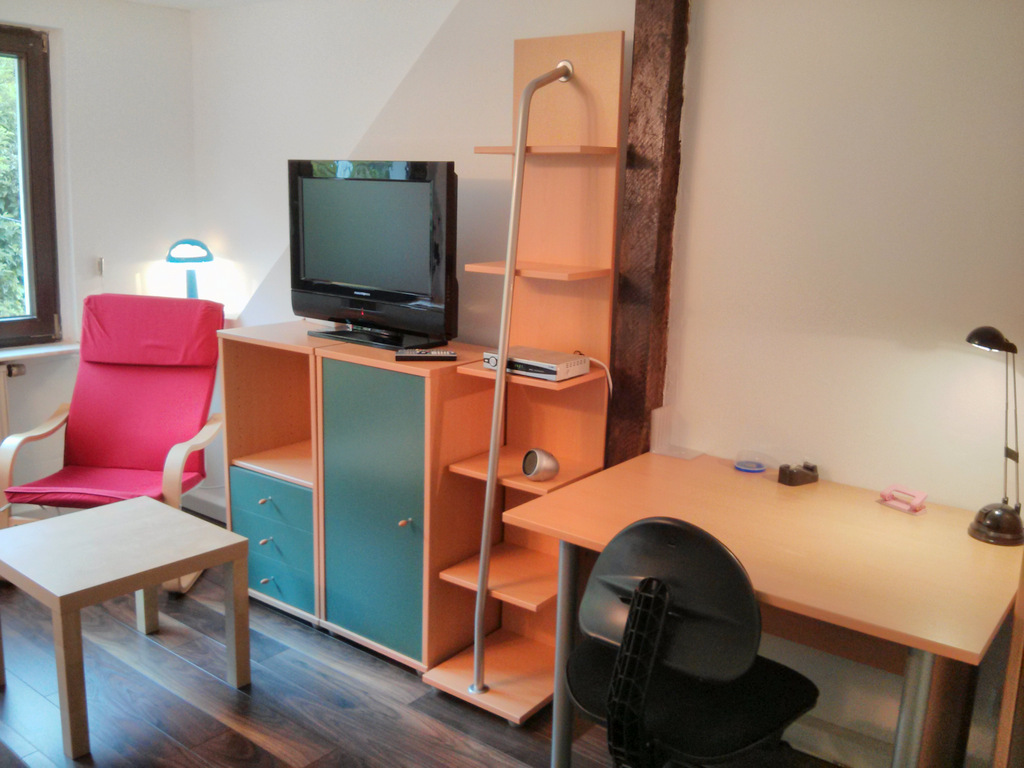Schreibtisch und TV